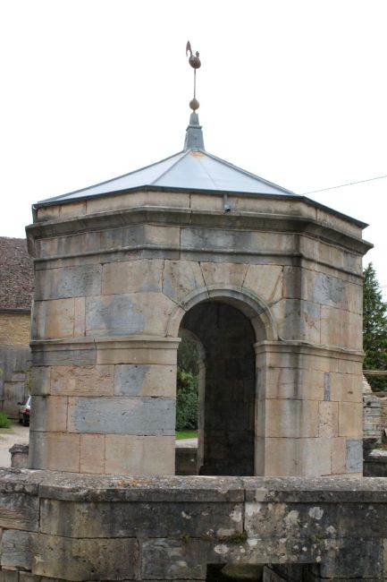 lavoir et fontaine de Frasne .JPG